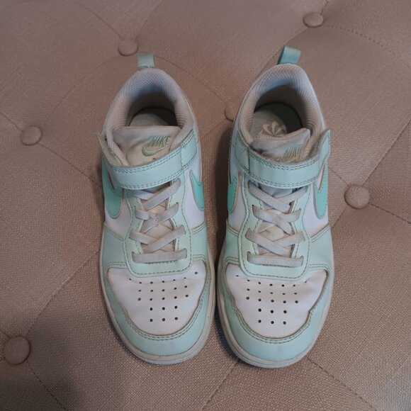 Kids Nike Court Borough Size 13.5 Mint - Picture 2 of 6